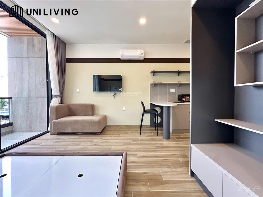 Studio cao cấp ban công cửa sổ lớn  bóc seal thang máy, hầm xe rộng ngay đảo kim cương