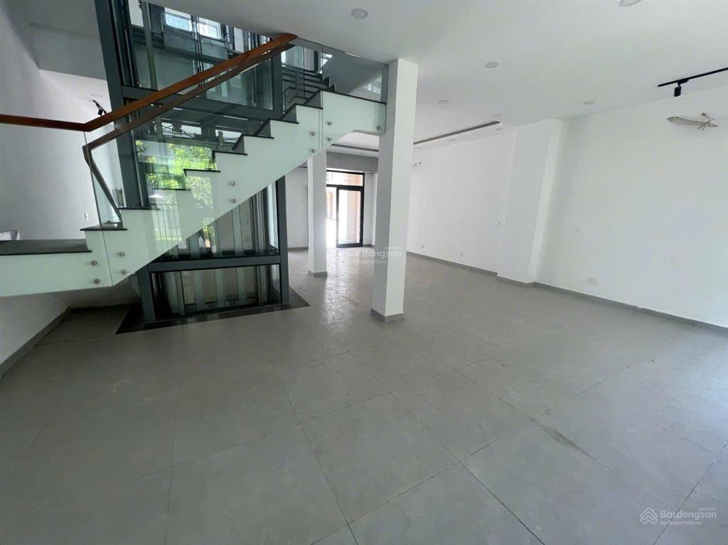 Giá tốt! nhà phố vinhomes grand park full máy lạnh, thang máy 40tr/tháng