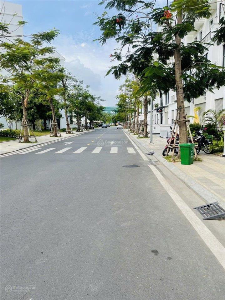Cho thuê tầng trệt + tầng 1 nhà phố vinhomes grand park gần công viên lớn đông đúc