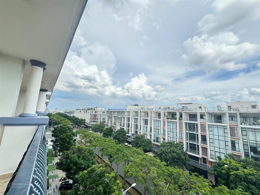 Văn phòng 80m2 tại vạn phúc city  nguyễn thị nhung, nội thất sẵn, vị trí đẹp, giá 12tr/th