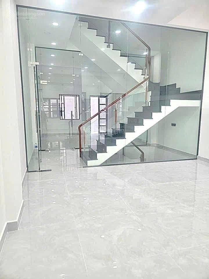 Cho thuê nguyên căn nhà phố có hầm 5x20 tại cityland park hills, p10, gv