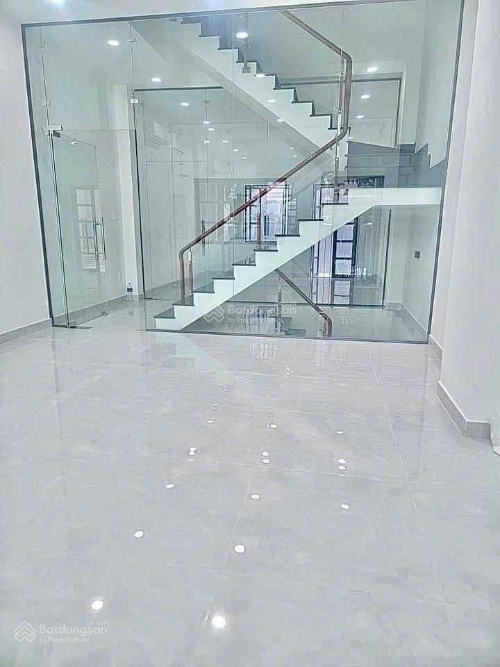 Cho thuê nguyên căn nhà phố có hầm 5x20 tại cityland park hills, p10, gv