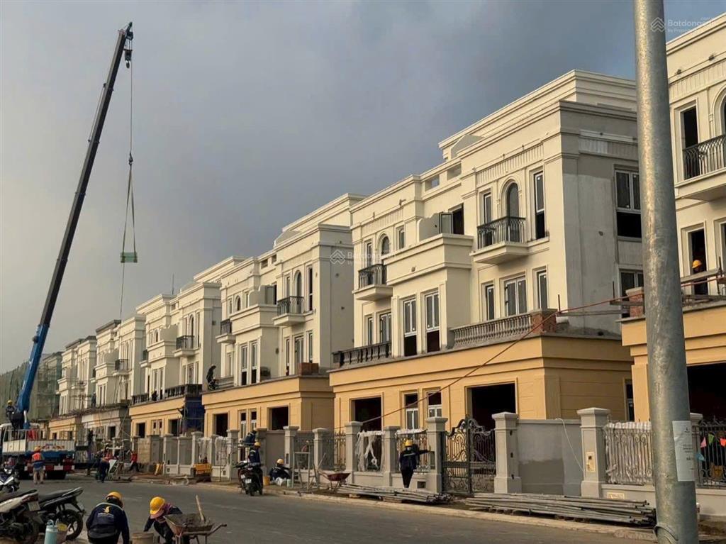 Nhà phố vinhomes hậu nghĩa, giá chỉ 3.9 tỷ, ngang 5m, gần trung tâm hành chính tỉnh,  0931 798 ***