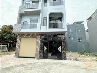 Nhà phố mới hoàn thiện có phòng ngủ dưới giá rẻ nhất khu