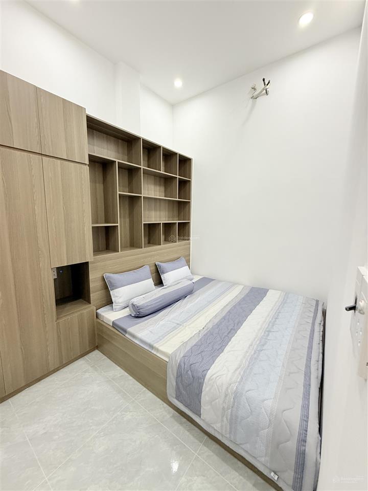 Nhà phố mới hoàn thiện có phòng ngủ dưới giá rẻ nhất khu