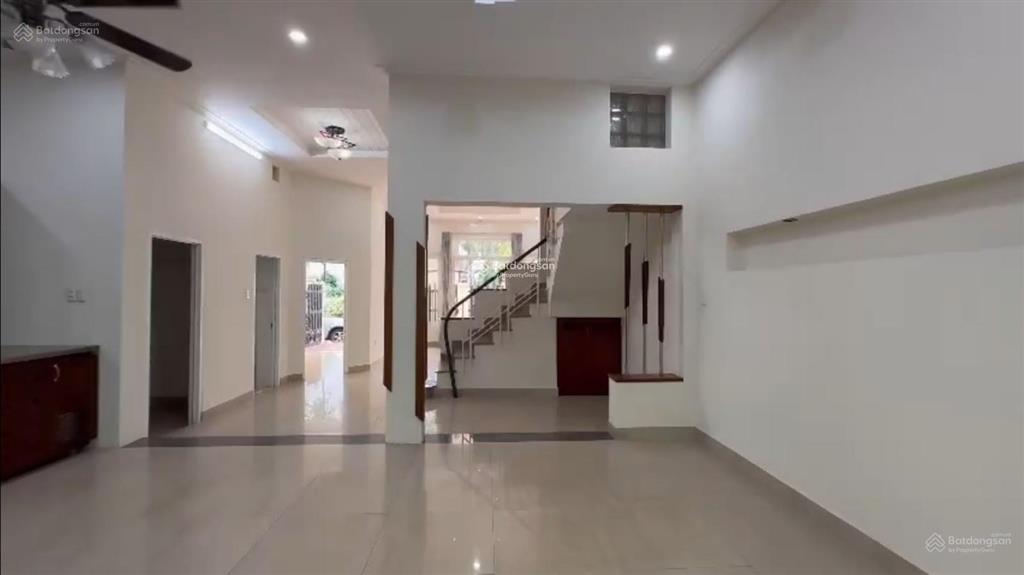 Cho thuê biệt thự nam thiên 1, phú mỹ hưng, cách công viên hồ bán nguyệt 693m, 144m2(8x18m)4t, 4pn