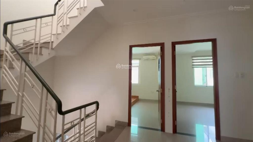 Cho thuê biệt thự nam thiên 1, phú mỹ hưng, cách công viên hồ bán nguyệt 693m, 144m2(8x18m)4t, 4pn