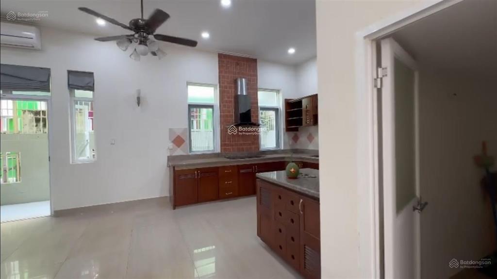 Cho thuê biệt thự nam thiên 1, phú mỹ hưng, cách công viên hồ bán nguyệt 693m, 144m2(8x18m)4t, 4pn