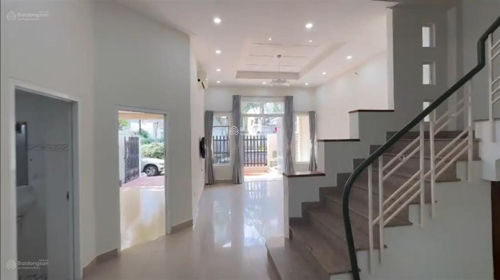 Cho thuê biệt thự nam thiên 1, phú mỹ hưng, cách công viên hồ bán nguyệt 693m, 144m2(8x18m)4t, 4pn
