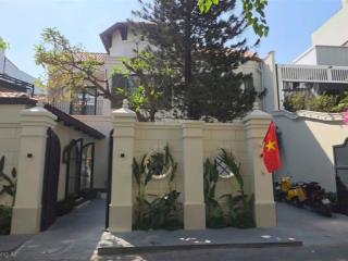 Biệt thự sân vườn mới tinh quận 1  367m2