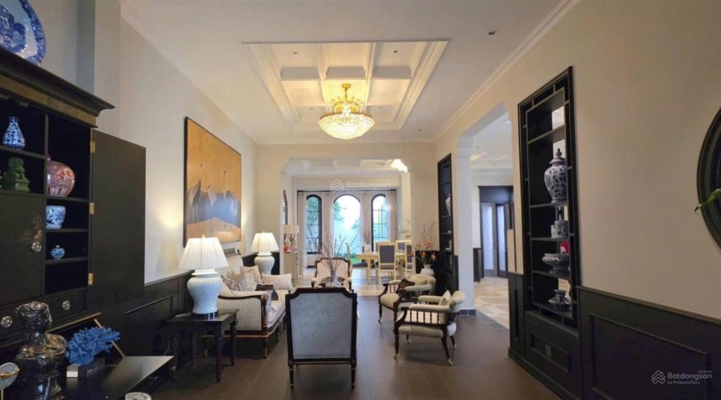 Biệt thự sân vườn mới tinh quận 1  367m2