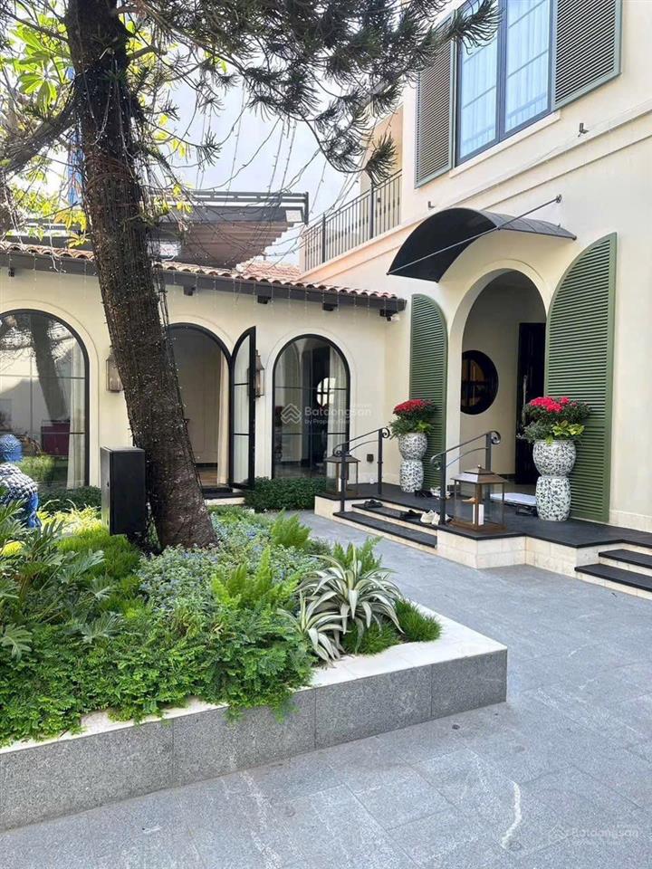 Biệt thự sân vườn mới tinh quận 1  367m2