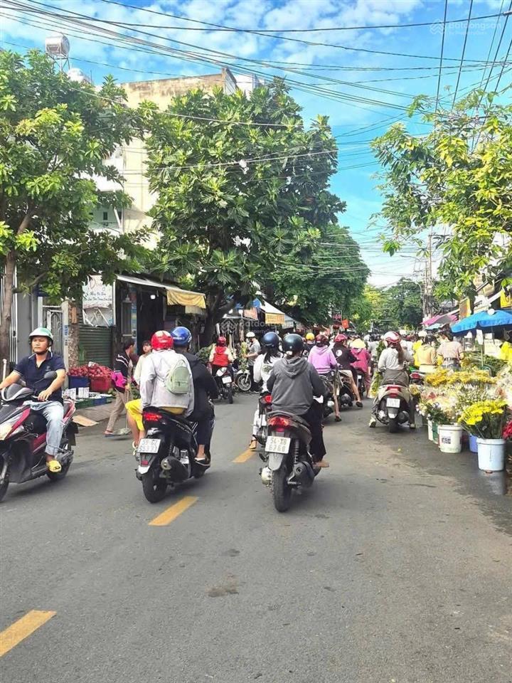 Cần bán gấp mặt tiền chợ giãn dân q12