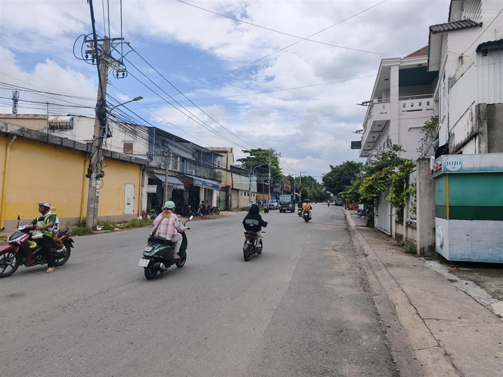 Bán hơn 400 m2 đường n2, kinh doanh sầm uất, thu nhập mỗi tháng ổn định 200300,  ngay