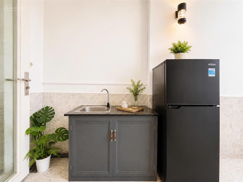 Cho thuê căn hộ ban công, tách bếp, quận 5, đường an bình, gần đh kinh tế, cầu nguyễn tri phương