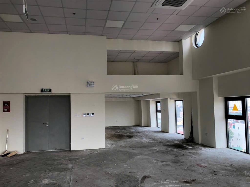 Cho thuê sàn thương mại kinh doanh đa ngành mặt phố lạc long quân 560m2, trần nhà cao 7m