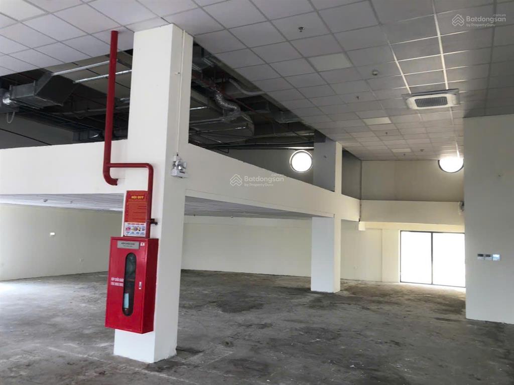 Cho thuê sàn thương mại kinh doanh đa ngành mặt phố lạc long quân 560m2, trần nhà cao 7m
