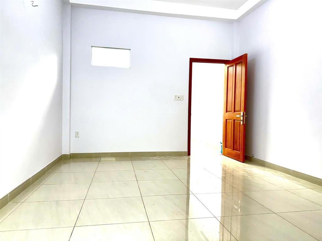 Nhà mặt tiền dài "mê mê" 26.5m, đi bộ vài bước đến siêu thị emart phan huy ích,xe hơi ngủ trong nhà