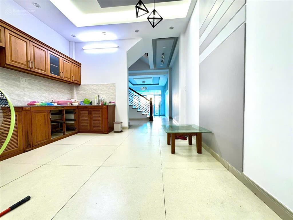 Nhà mặt tiền dài "mê mê" 26.5m, đi bộ vài bước đến siêu thị emart phan huy ích,xe hơi ngủ trong nhà