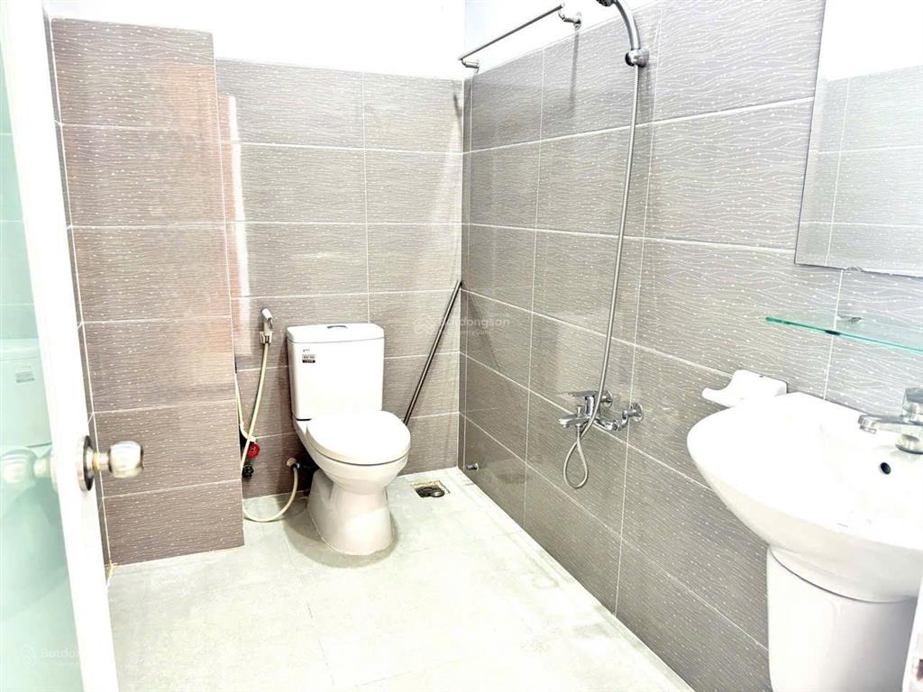 Nhà mặt tiền dài "mê mê" 26.5m, đi bộ vài bước đến siêu thị emart phan huy ích,xe hơi ngủ trong nhà