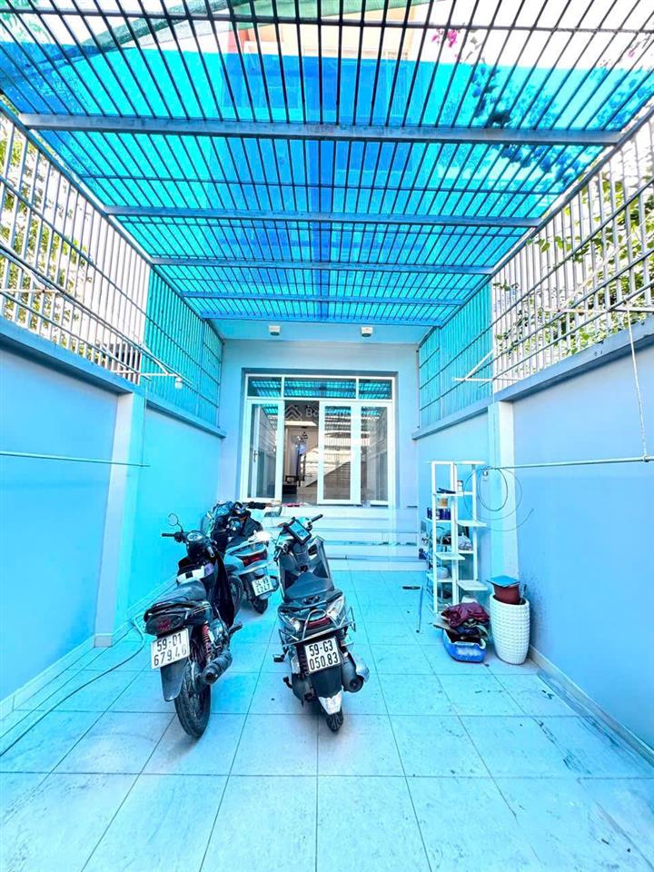 Nhà mặt tiền dài "mê mê" 26.5m, đi bộ vài bước đến siêu thị emart phan huy ích,xe hơi ngủ trong nhà