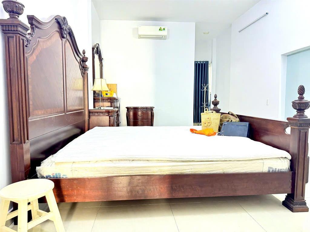 Nhà mặt tiền dài "mê mê" 26.5m, đi bộ vài bước đến siêu thị emart phan huy ích,xe hơi ngủ trong nhà