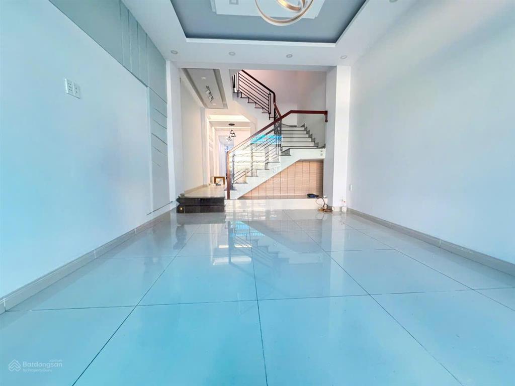 Nhà mặt tiền dài "mê mê" 26.5m, đi bộ vài bước đến siêu thị emart phan huy ích,xe hơi ngủ trong nhà