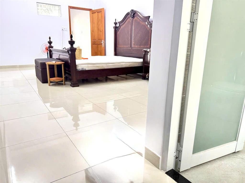 Nhà mặt tiền dài "mê mê" 26.5m, đi bộ vài bước đến siêu thị emart phan huy ích,xe hơi ngủ trong nhà