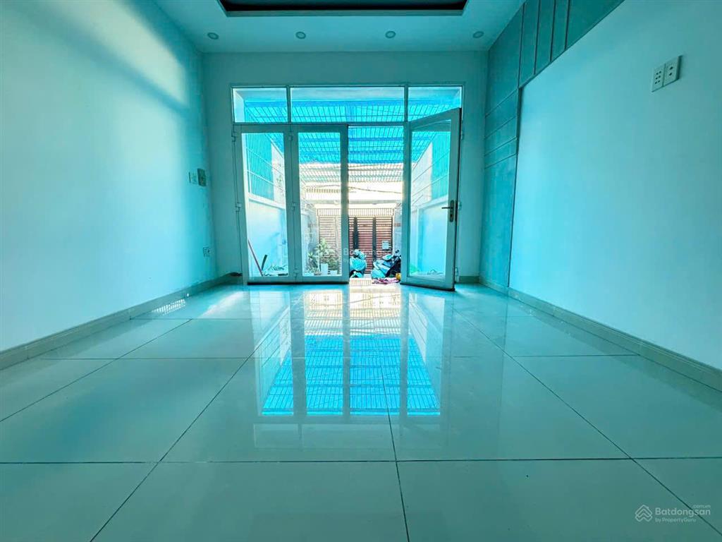 Nhà mặt tiền dài "mê mê" 26.5m, đi bộ vài bước đến siêu thị emart phan huy ích,xe hơi ngủ trong nhà