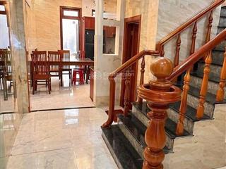 Nhà nở hậu  5pn  hxh  gần chợ  bt đông q.2