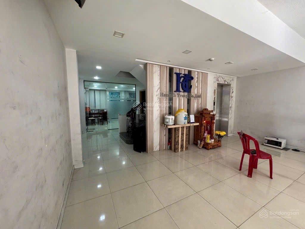 Chính chủ kẹt tiền từ 16 hạ còn 14 tỷ nằm ngay mt khu tên lửa,dt 6x16.5m,3 tấm(có thang máy).