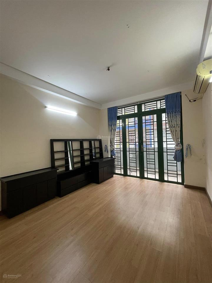 Cho thuê nhà mặt tiền khu bình phú,dt 4x15m,1 trệt 2 lầu,giá 14tr,có sẵn máy lạnh,đồ dùng cơ bản