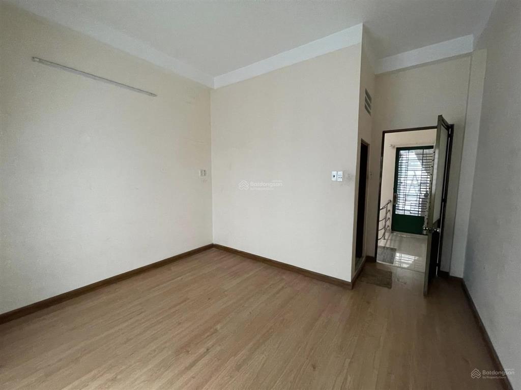Cho thuê nhà mặt tiền khu bình phú,dt 4x15m,1 trệt 2 lầu,giá 14tr,có sẵn máy lạnh,đồ dùng cơ bản