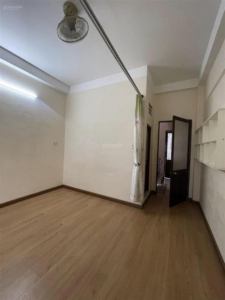 Cho thuê nhà mặt tiền khu bình phú,dt 4x15m,1 trệt 2 lầu,giá 14tr,có sẵn máy lạnh,đồ dùng cơ bản