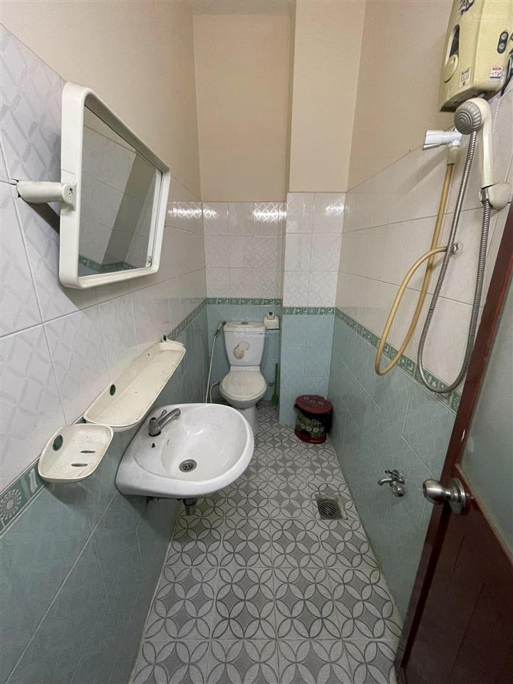 Cho thuê nhà mặt tiền khu bình phú,dt 4x15m,1 trệt 2 lầu,giá 14tr,có sẵn máy lạnh,đồ dùng cơ bản