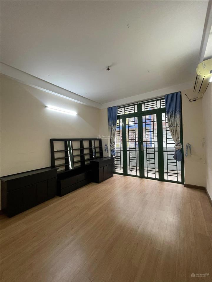 Cho thuê nhà mặt tiền khu bình phú,dt 4x15m,1 trệt 2 lầu,giá 14tr,có sẵn máy lạnh,đồ dùng cơ bản