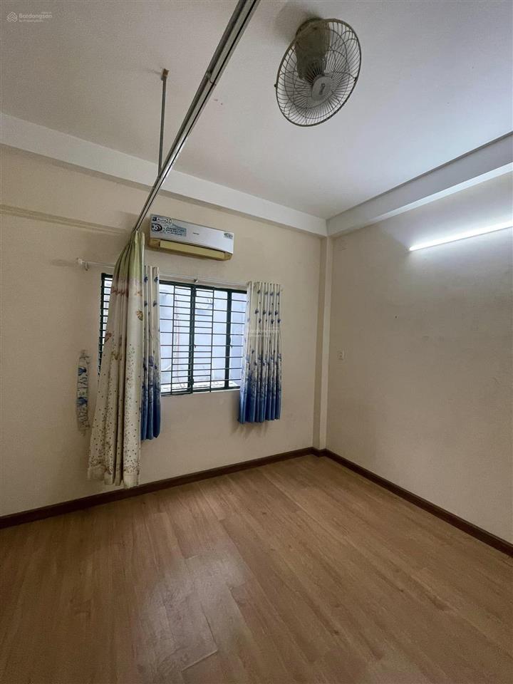 Cho thuê nhà mặt tiền khu bình phú,dt 4x15m,1 trệt 2 lầu,giá 14tr,có sẵn máy lạnh,đồ dùng cơ bản