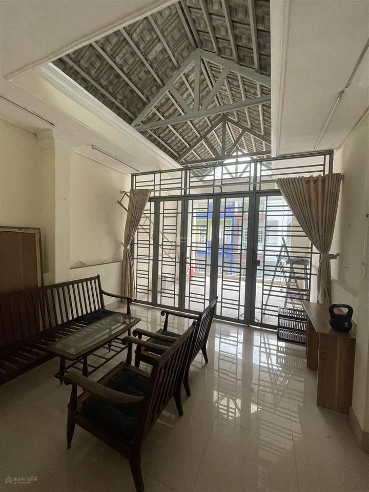 Cho thuê nhà mặt tiền khu bình phú,dt 4x15m,1 trệt 2 lầu,giá 14tr,có sẵn máy lạnh,đồ dùng cơ bản