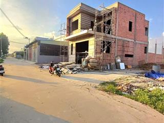 Nhà đang đi vào hoàn thiện (mẫu y hình) góc 2 mặt tiền đường bê tông sát tái định cư phú sơn