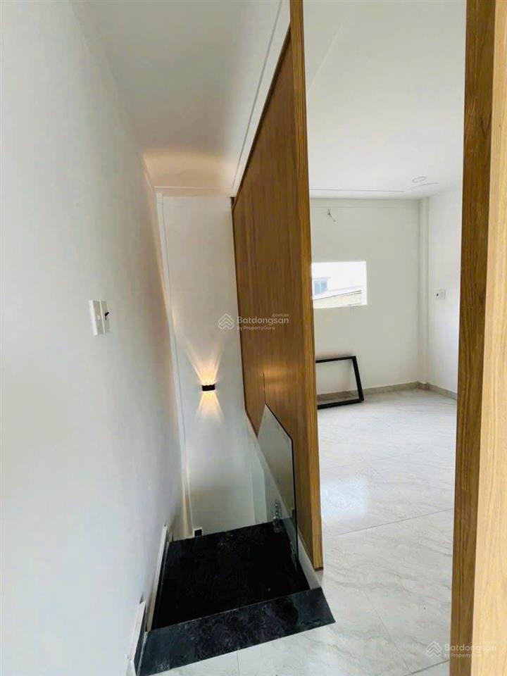 Hẻm xe hơi  gần cầu chợ cầu. nhà 1/ 4x7m nguyễn văn quá, có 2pn. giá 1,389 tỷ (tl mạnh)