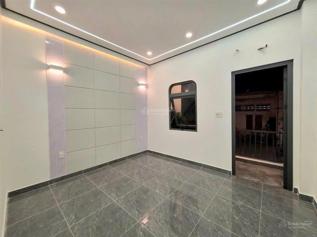 Nhà hoa hậu sẹc ngắn đường lê văn khương gần chợ thiếc, có 2pn 2wc, ban công, sân phơi. giá 1,8 tỷ
