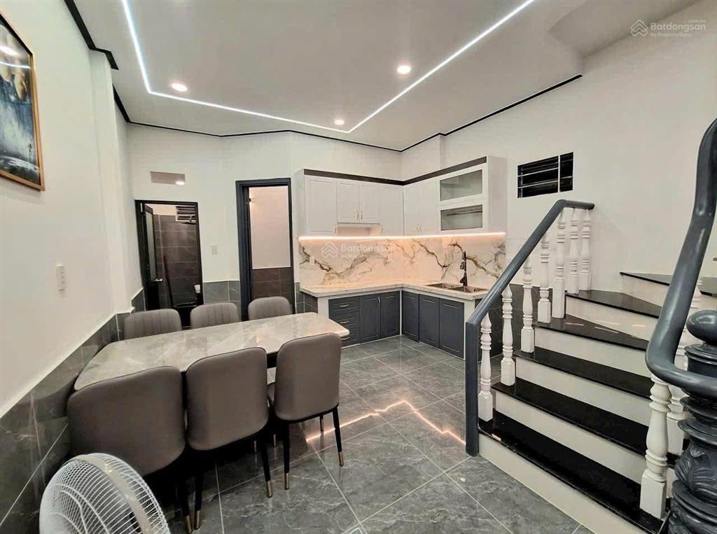 Nhà hoa hậu sẹc ngắn đường lê văn khương gần chợ thiếc, có 2pn 2wc, ban công, sân phơi. giá 1,8 tỷ