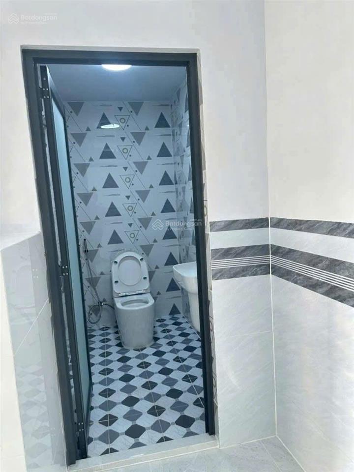 Cần bán gấp căn nhà 1 trệt 1 lầu ngay vòng xoay an lạc, đang cho thuê 20 triệu/tháng. giá 920tr