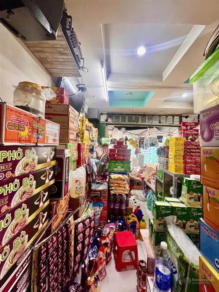 Nhà đang kinh doanh tạp hoá có lượng khách quen ồn định . đường 5m
2 tỷ 8 tl. 2 tầng + 1 gác .2pn,