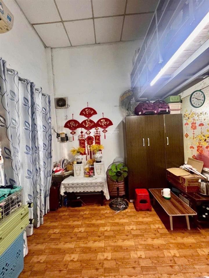 Nhà đang kinh doanh tạp hoá có lượng khách quen ồn định . đường 5m
2 tỷ 8 tl. 2 tầng + 1 gác .2pn,