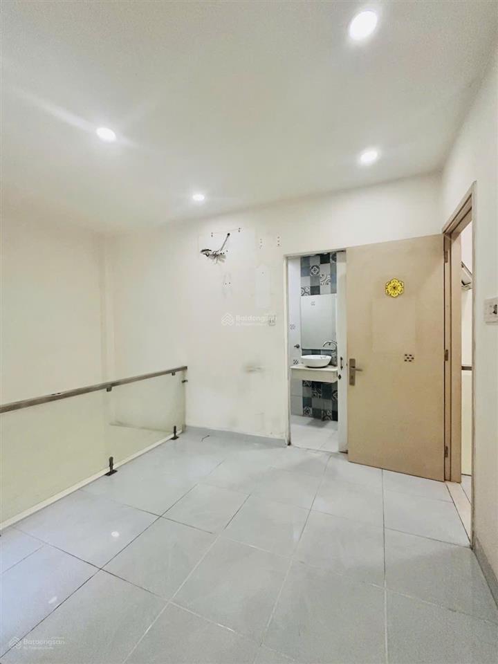 Sát phan xích long  nhà 5 tầng, 3pn  nở hậu đẹp  chỉ 5,75 tỷ!