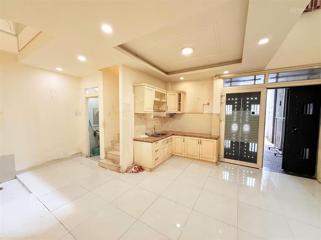 Sát phan xích long  nhà 5 tầng, 3pn  nở hậu đẹp  chỉ 5,75 tỷ!