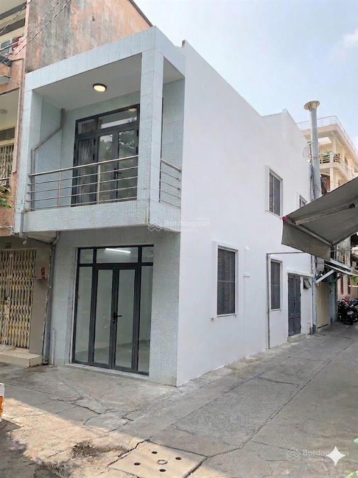 Cần bán nhà phố 2 tầng, căn góc 2 mặt tiền, liền kề quận 1.