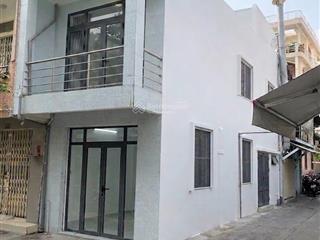 Cần bán nhà phố 2 tầng, căn góc 2 mặt tiền, liền kề quận 1.