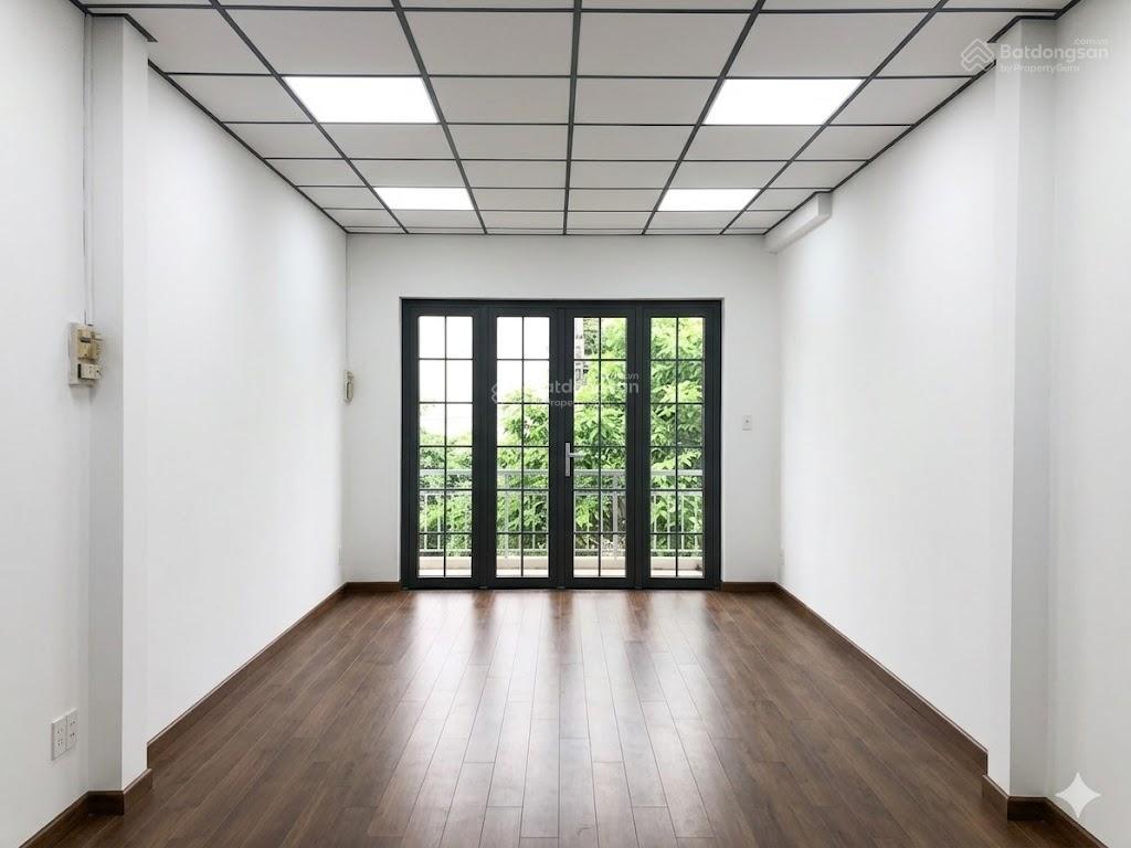 Cần bán nhà phố 2 tầng, căn góc 2 mặt tiền, liền kề quận 1.